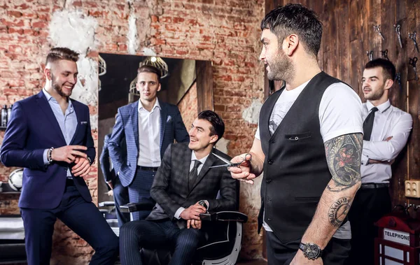 Grupp unga eleganta positiva mens posera i inre av barbershop. — Stockfoto