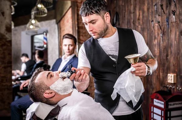 Master hace corrección de barbas en el salón de peluquería. Primer plano foto . — Foto de Stock