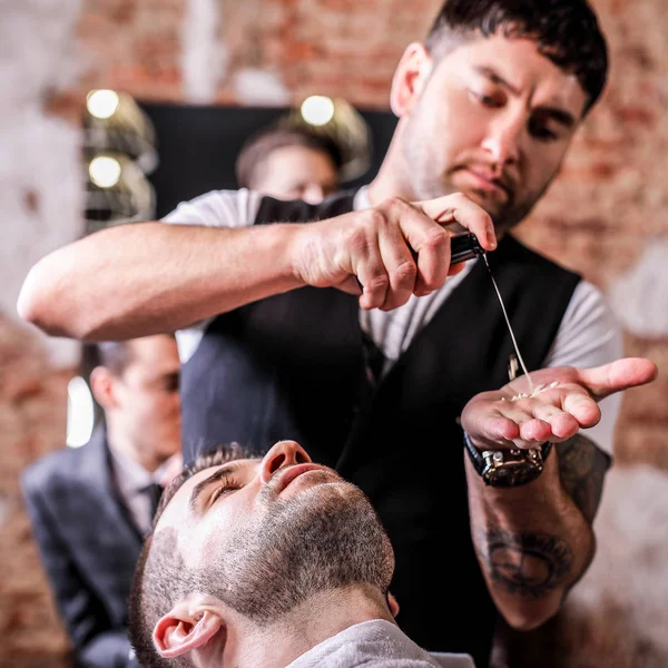 Master hace corrección de barbas en el salón de peluquería. Primer plano foto . — Foto de Stock