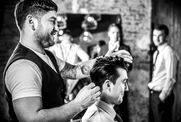 Il padrone fa lo stile di capelli in salone di barbiere. Bianco-nero foto da vicino . — Foto Stock