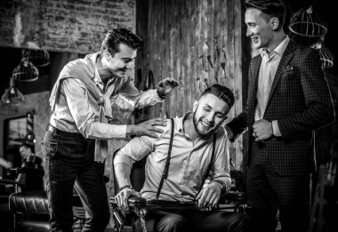 Üç genç zarif olumlu arkadaş berber dükkanı Ardiles poz. Siyah-beyaz fotoğraf.