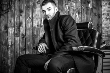 Berber Dükkanı zarif genç adam. Siyah-beyaz fotoğraf.