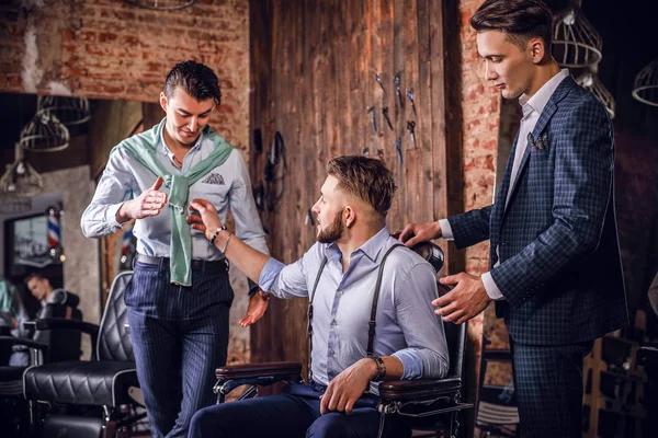 Drie jonge elegante positieve vrienden pose in interieur van barbershop. — Stockfoto