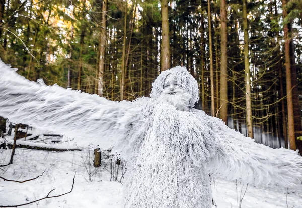 雪人在冬季森林童话故事中的人物。室外的幻想照片. — 图库照片