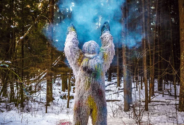 Yeti-Märchenfigur im Winterwald. Fantasiefoto im Freien. — Stockfoto