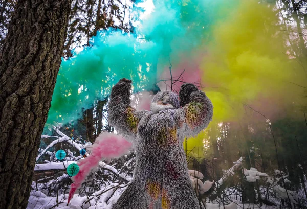 Yeti saga tecken i vinter skog. Utomhus fantasy foto. — Stockfoto