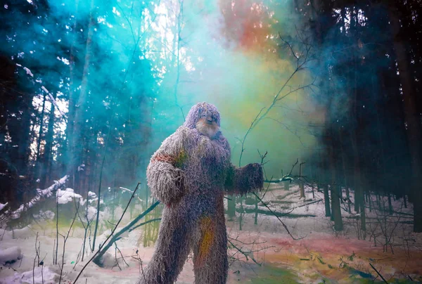 Yeti saga tecken i vinter skog. Utomhus fantasy foto. — Stockfoto