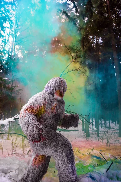 雪人在冬季森林童话故事中的人物。室外的幻想照片. — 图库照片