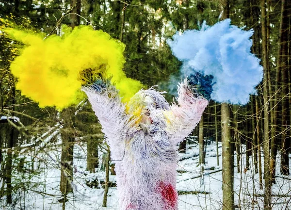 Yeti saga tecken i vinter skog. Utomhus fantasy foto. — Stockfoto