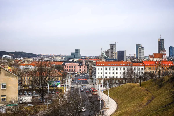 Antiga arquitetura lituana da cidade de Vilnius. Vista geral superior . — Fotografia de Stock