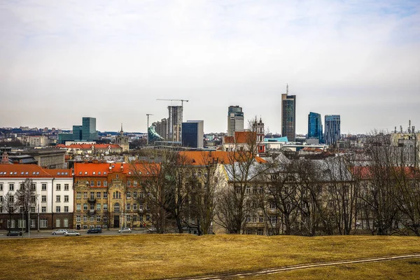 Старая литовская архитектура города Вильнюса. Общий вид сверху . — стоковое фото