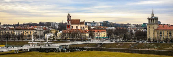 Старая литовская архитектура города Вильнюса. Общий панорамный вид сверху . — стоковое фото