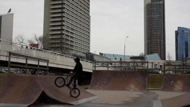 Ung man hoppa med sin Bmx cykel på skatepark. Ultra Hd film. — Stockvideo