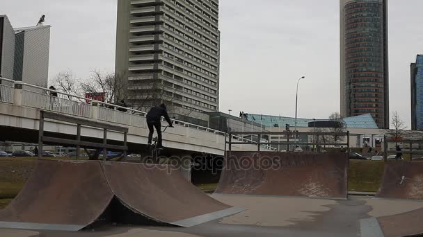 Молода людина перестрибуючи з його Bmx велосипеда в Скейт-парк. Повільний рух кадри. — стокове відео