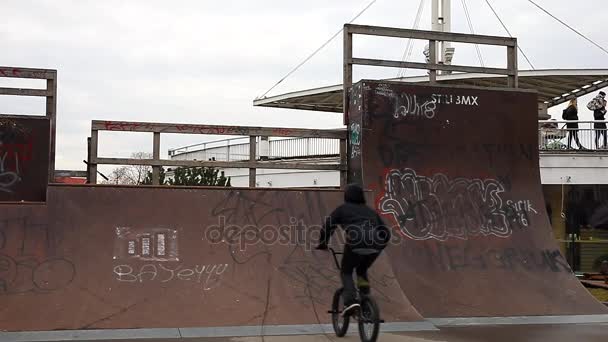 ジャンプ スケート公園で彼の Bmx の自転車の若い男。スローモーション映像. — ストック動画