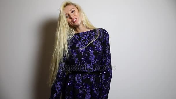 Όμορφη σέξι ξανθιά γυναίκα στο σκούρο μπλε μακρύ φόρεμα θέτουν studio φόντο. Αργή κίνηση μήκος σε πόδηα. — Αρχείο Βίντεο