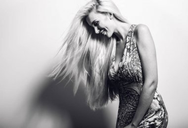 Güzel seksi sarışın kadın poz studio arka planı. Siyah-beyaz fotoğraf.