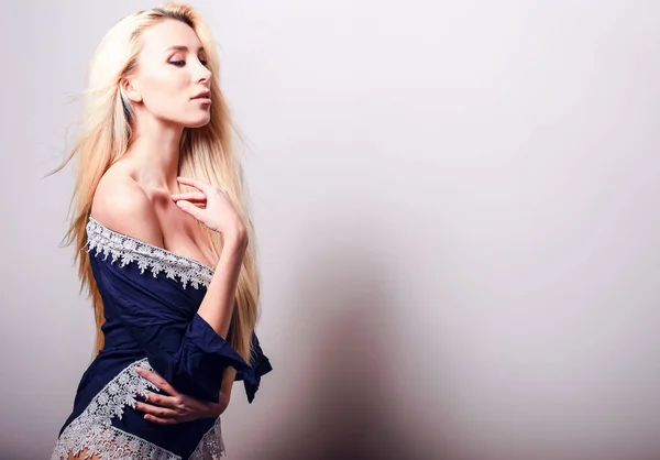 Krásná sexy blondýnka představují proti studio pozadí. — Stock fotografie