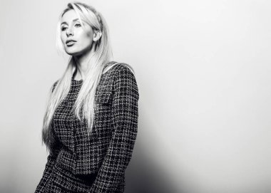 Güzel seksi sarışın kadın poz studio arka planı. Siyah-beyaz fotoğraf.