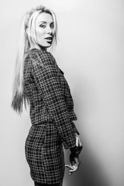 Güzel seksi sarışın kadın poz studio arka planı. Siyah-beyaz fotoğraf.