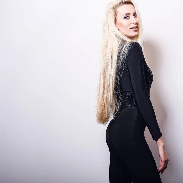 Mooie sexy blonde vrouw poseren tegen studio achtergrond. — Stockfoto