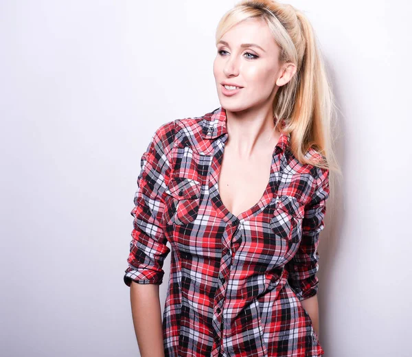Beautiful sexy blond woman pose against studio background. — Stock Photo, Image