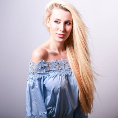 Güzel seksi sarışın kadın poz studio arka planı.