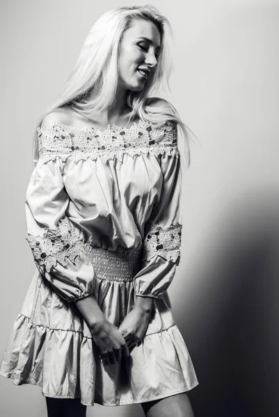 아름 다운 섹시 한 금발 여자 포즈 스튜디오 배경. 흑백 사진. — 스톡 사진
