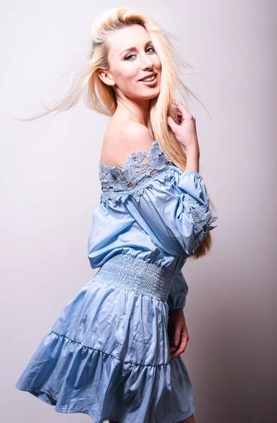 Schöne sexy blonde Frau posiert vor Studiohintergrund. — Stockfoto