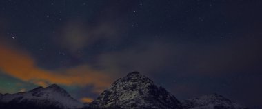 Lofoten peyzaj, Norveç, Scandinavia üzerinde şaşırtıcı çok renkli gece gökyüzü