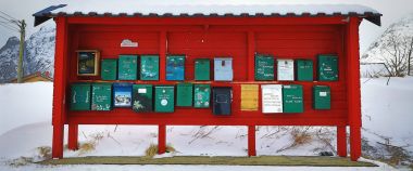 Lofoten, Norveç - 30 Mart 2017: Dağ köyü Norveç'in üzerinde 30 Mart 2017 Lofoten Adaları - Norveç'te geleneksel posta kutularını.