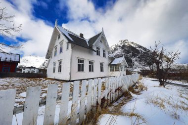  Geleneksel balıkçılık Yerleşmeleri Lofoten Adaları. Güzel Norveç Peyzaj ve eski mimari. 