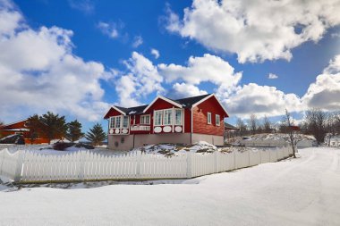  Geleneksel balıkçılık Yerleşmeleri Lofoten Adaları. Güzel Norveç Peyzaj ve eski mimari. 
