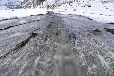 Dağ hareket okyanusa akan su akışları. Lofoten Adaları. Güzel Norveç manzara.