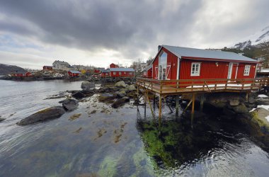  Geleneksel balıkçılık Yerleşmeleri Lofoten Adaları. Güzel Norveç Peyzaj ve eski mimari. 