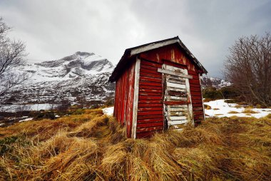  Geleneksel balıkçılık Yerleşmeleri Lofoten Adaları. Güzel Norveç Peyzaj ve eski mimari. 