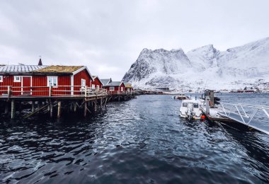 Balıkçı teknesi, geleneksel balıkçılık yerleşim Lofoten adaları iskelede. Güzel Norveç manzara.
