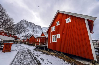  Geleneksel balıkçılık Yerleşmeleri Lofoten Adaları. Güzel Norveç Peyzaj ve eski mimari. 