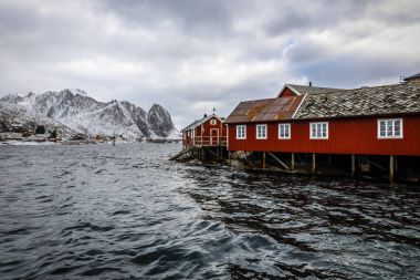  Geleneksel balıkçılık Yerleşmeleri Lofoten Adaları. Güzel Norveç Peyzaj ve eski mimari. 
