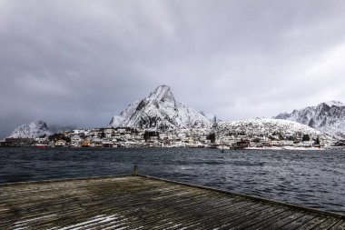 Eski iskele geleneksel balıkçılık yerleşim Lofoten Adaları. Güzel Norveç manzara.