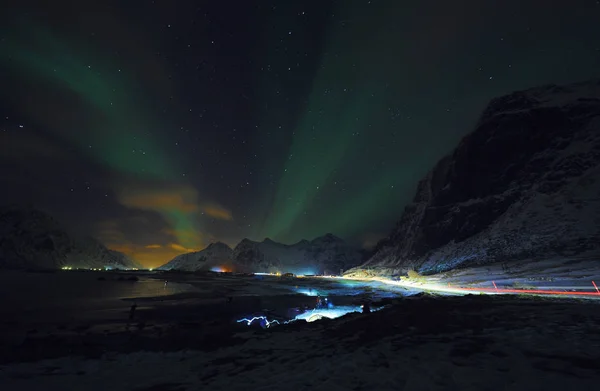 Niesamowite wielobarwne Aurora Borealis znany również jako krajobraz Zorza polarna na nocnym niebie na Lofotach, Norwegia, Scandinavia. — Zdjęcie stockowe