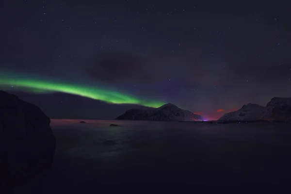 Hämmästyttävä monivärinen Aurora Borealis tunnetaan myös revontulet yötaivaalla yli Lofoten maisema, Norja, Skandinavia . — kuvapankkivalokuva