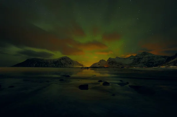Εκπληκτικές πολύχρωμες Aurora Borealis επίσης, γνωρίζουμε ως το βόρειο σέλας στον νυχτερινό ουρανό πάνω Lofoten τοπίο, Νορβηγία, Σκανδιναβία. — Φωτογραφία Αρχείου