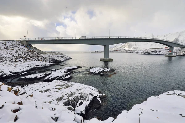 Longa ponte rodoviária. Bela paisagem norueguesa. Ilhas Lofoten . — Fotografia de Stock