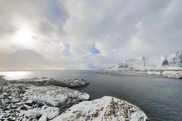 Magnificent snow-covered rocks on a sunny day. Beautiful Norway landscape. Lofoten islands. — Stock Photo, Image