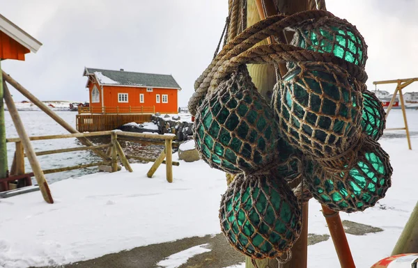 Artes marinhas antigas num assentamento de pesca . — Fotografia de Stock