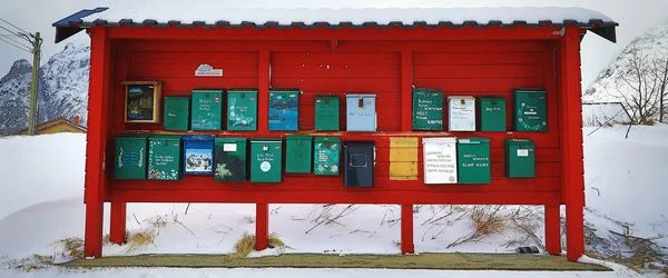 LOFOTEN, NORVÈGE - 30 MARS 2017 : Boîtes aux lettres traditionnelles dans le village de montagne de Norvège le 30 mars 2017 aux îles Lofoten - Norvège . — Photo