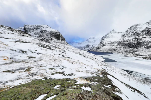 Magníficas rochas cobertas de neve num dia de sol. Bela paisagem norueguesa. Ilhas Lofoten . — Fotografia de Stock