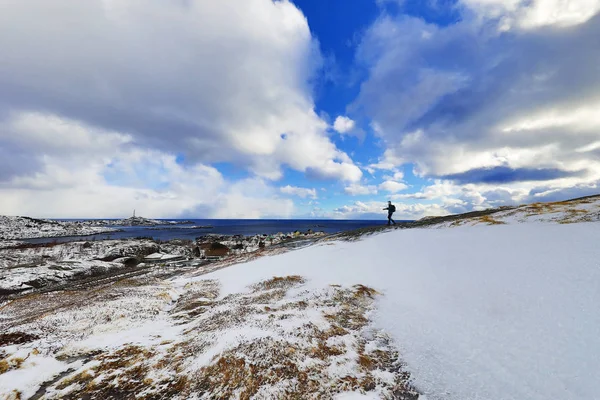 Fotógrafo de viagem fazendo fotos em belas rochas cobertas de neve em um dia ensolarado. Ilhas Lofoten. Bela paisagem Noruega . — Fotografia de Stock