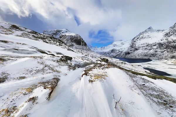 Magníficas rochas cobertas de neve num dia de sol. Bela paisagem norueguesa. Ilhas Lofoten . — Fotografia de Stock